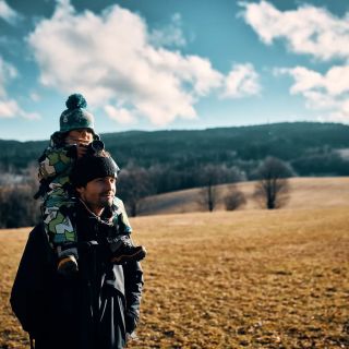 Malý fotograf na velkém fotografovi. Dal nám dnes v noci pěkně zabrat, ten malej. Svou touhu projet se sanitkou si snad...